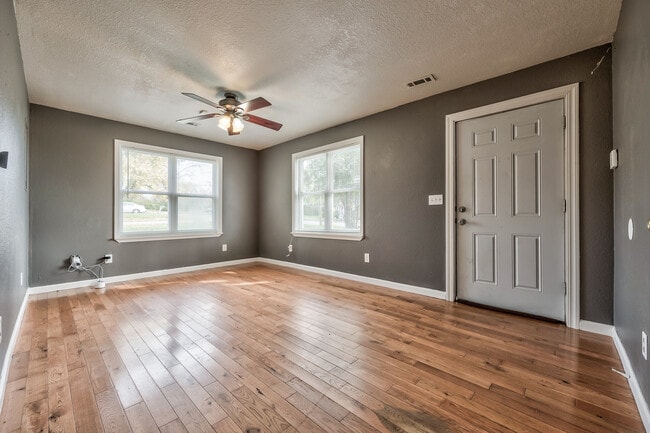Living room - 490 Shawnee Rd