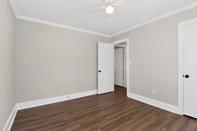 Building Photo - 3BD/2BA Single Family Home on Large Lot!