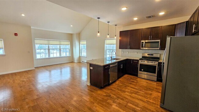 Building Photo - 260 W Main St