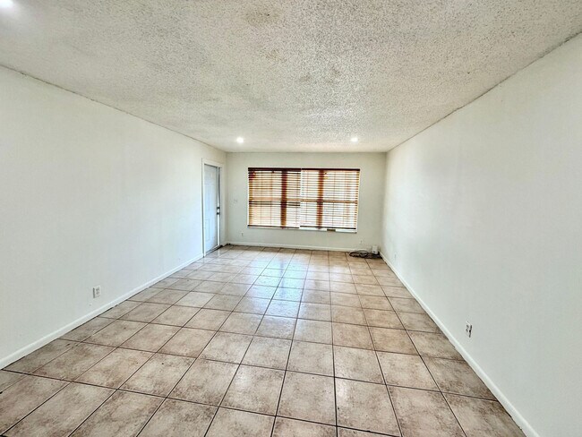 Building Photo - 5730 NW 27th Ct