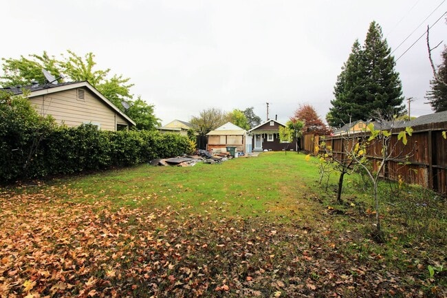 Building Photo - 2 Bedroom Home with Large Yard in SW Santa Rosa