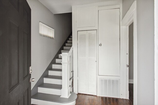 Building Photo - Large 3BR/2.5BA Two Story House Near Downt...
