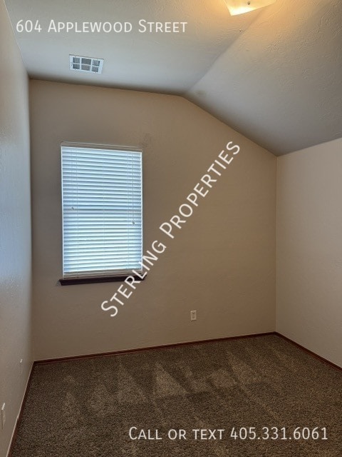 Building Photo - 604 Applewood St