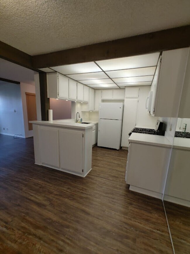 Building Photo - U{COMMING - PEACEFUL 2BD/2BA CONDO NEAR THE PARK  refrigerator