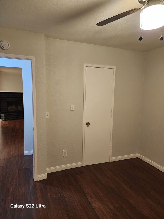 Building Photo - 2 Bedroom 1 Bathroom Apartment with 1 Car ...