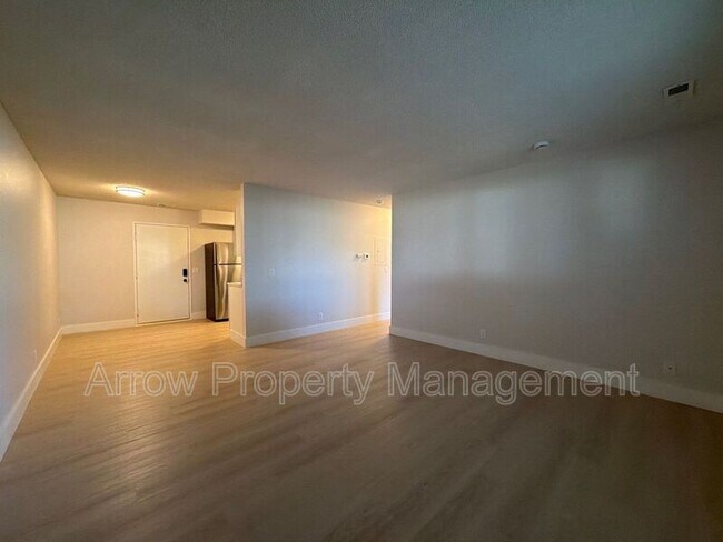 Building Photo - 515 W Saunders Ave