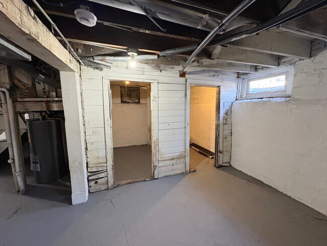 Building Photo - 1239 Knox Ave N