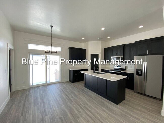 Building Photo - 4331 Catalina Ave