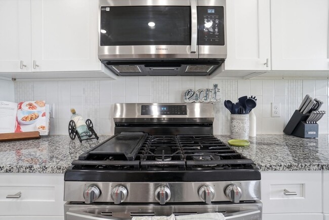 Building Photo - 4254 Mesa Dr