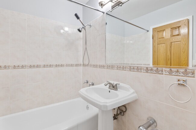 Building Photo - 5858 N Sheridan Rd