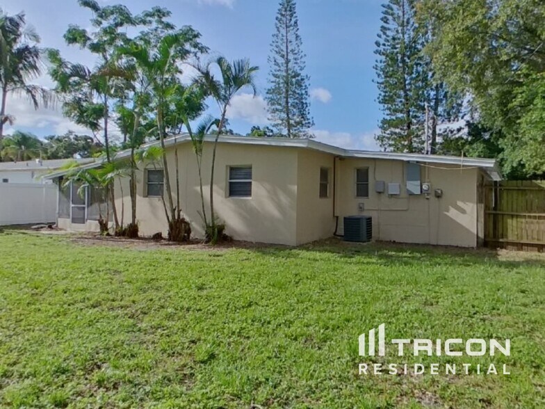 Building Photo - 2869 Webley Dr NE
