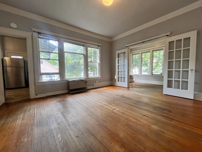 Building Photo - Large Studio in Unbeatable University Loca...