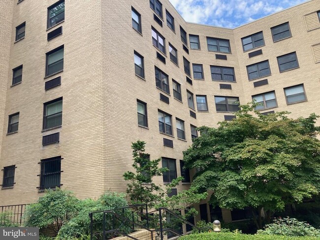 Building Photo - 1801 Clydesdale Pl NW