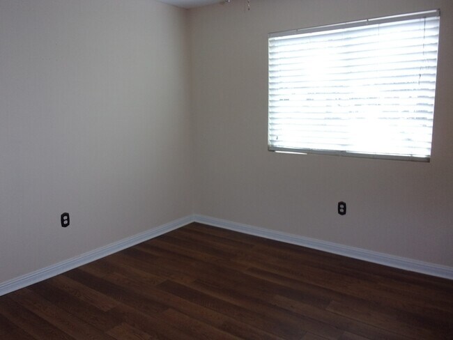 Building Photo - 2 Bedroom 1 Bath Ground Floor Condo in Hunters Trail