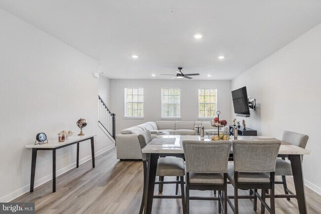 Building Photo - 345 Soft Rush Ln