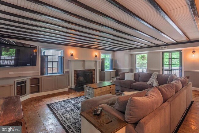 Building Photo - 607 Lancaster St