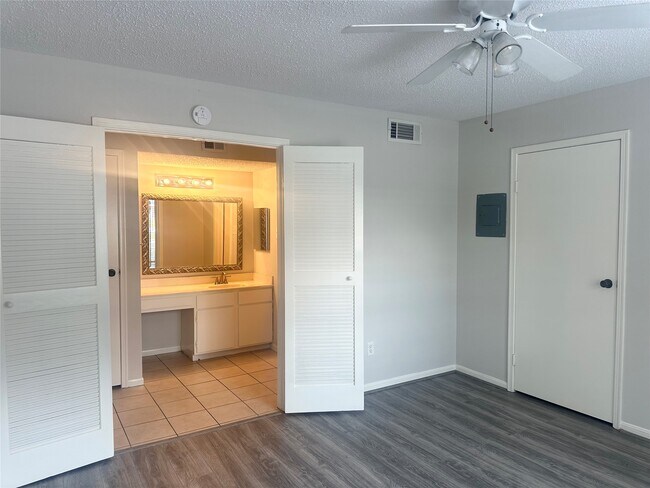 Building Photo - 2120 El Paseo St