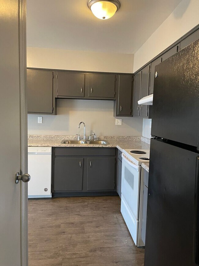 Building Photo - Remington On Rockville Living