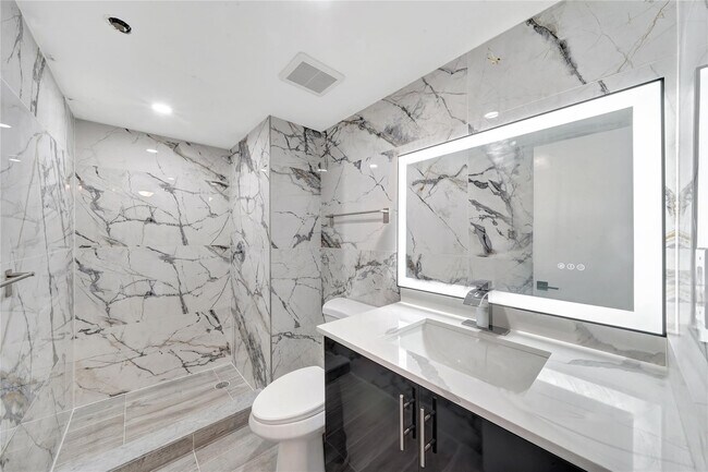 Building Photo - 1100 St Charles Pl