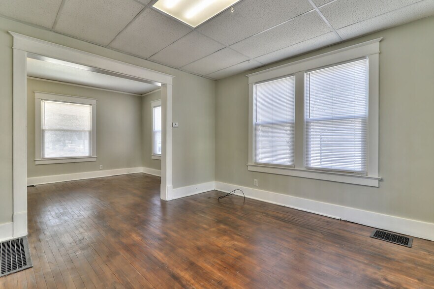 Building Photo - 308 W John St