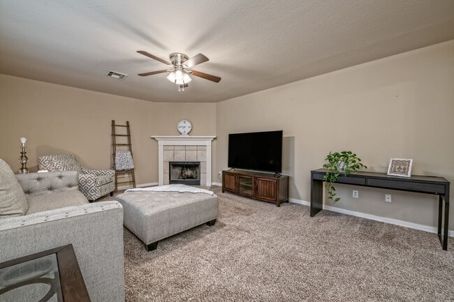 Building Photo - Spacious Townhome in Midway ISD