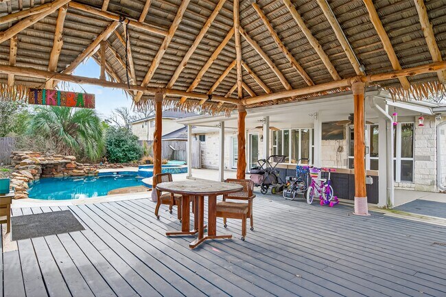 Building Photo - 805 Camelot Ln