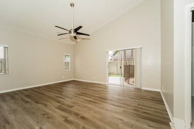 Building Photo - 6642 NW 42nd Ave