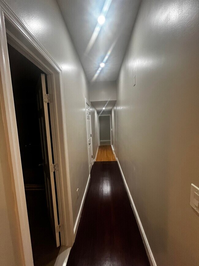 Building Photo - 633 37th St