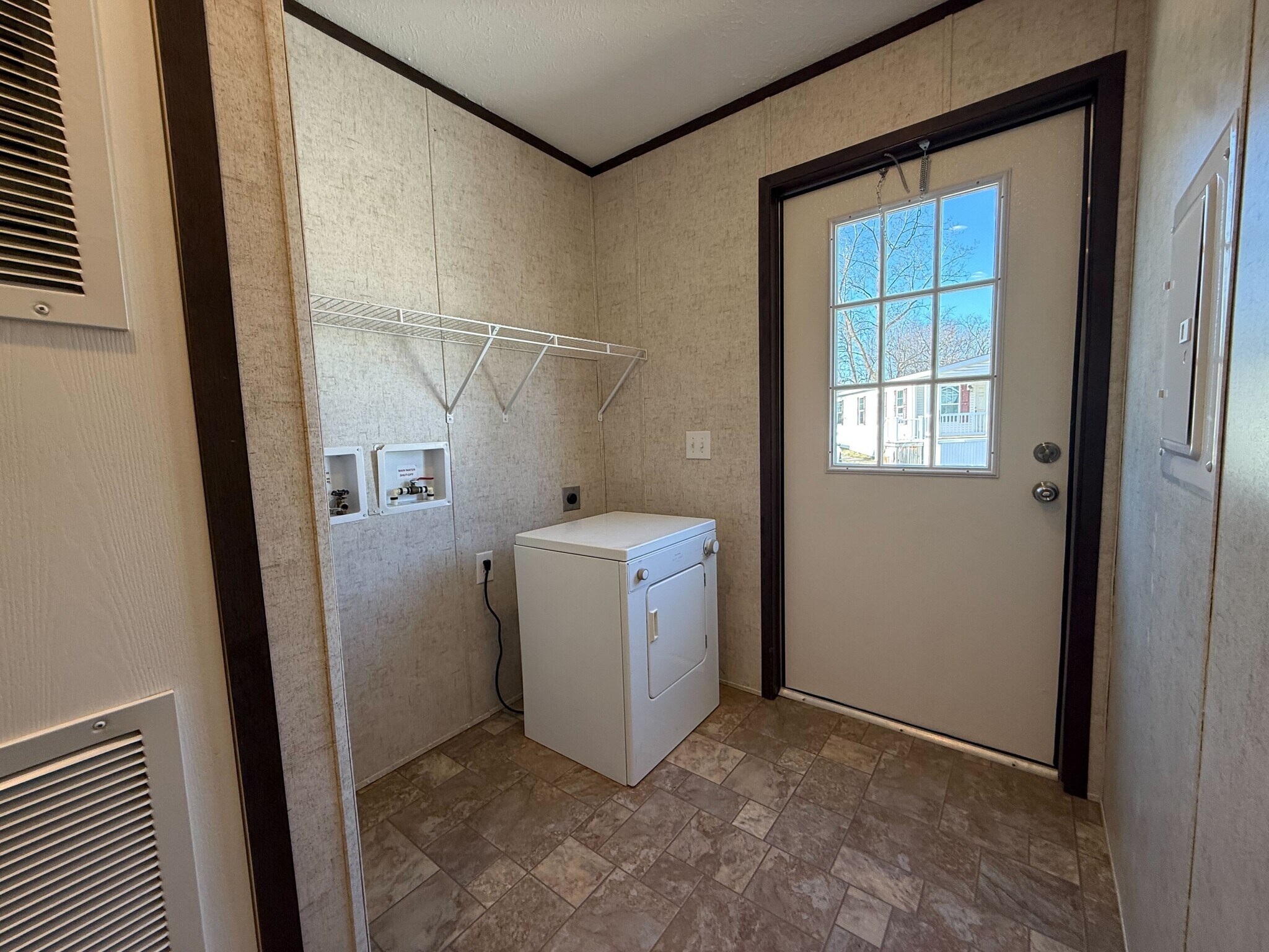 Building Photo - 11975 Creekview Ave