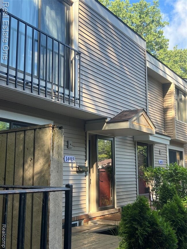 Building Photo - 1403 Oakbrook E Dr