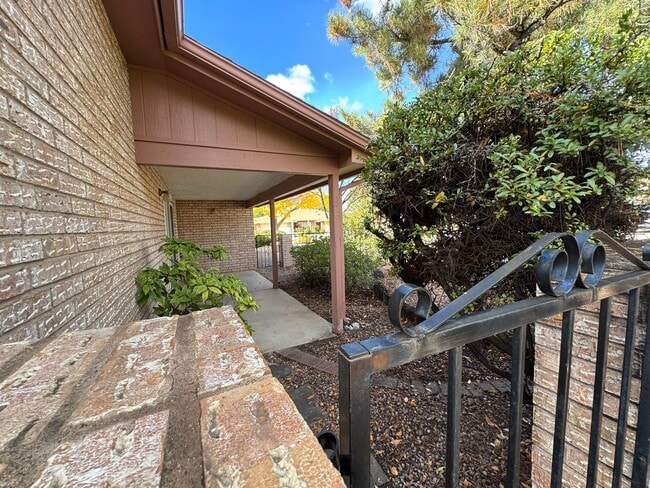 Building Photo - Mid-century Modern Garden Home!