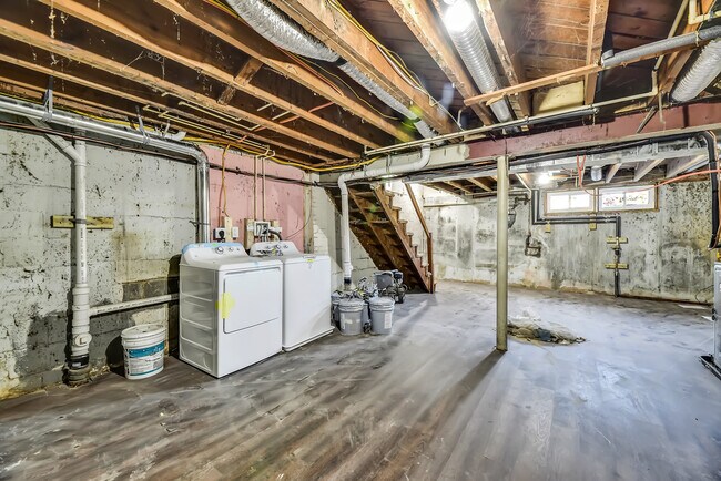 Building Photo - Fully Renovated 3 Bedroom Rowhome- Baltimo...