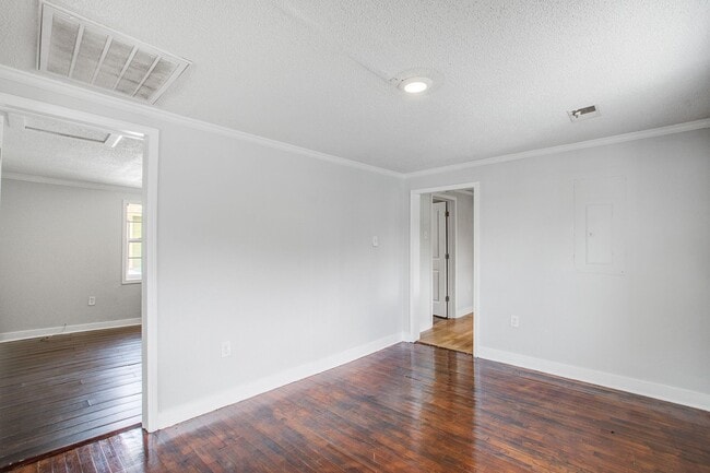 Building Photo - Modern Prime Location Near Park Circle