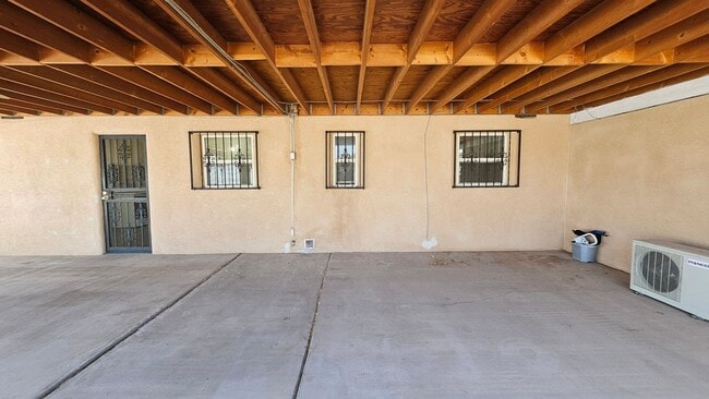 Building Photo - 2 bed with a office