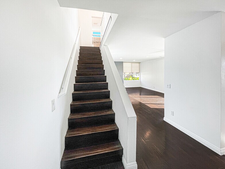 Building Photo - 960 N San Vicente Blvd