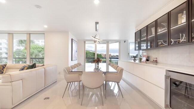 Building Photo - 901 E Camino Real