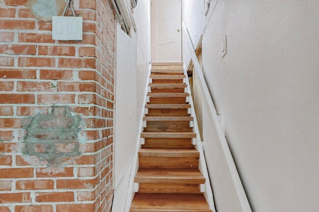 Building Photo - 212 Mesa St SE