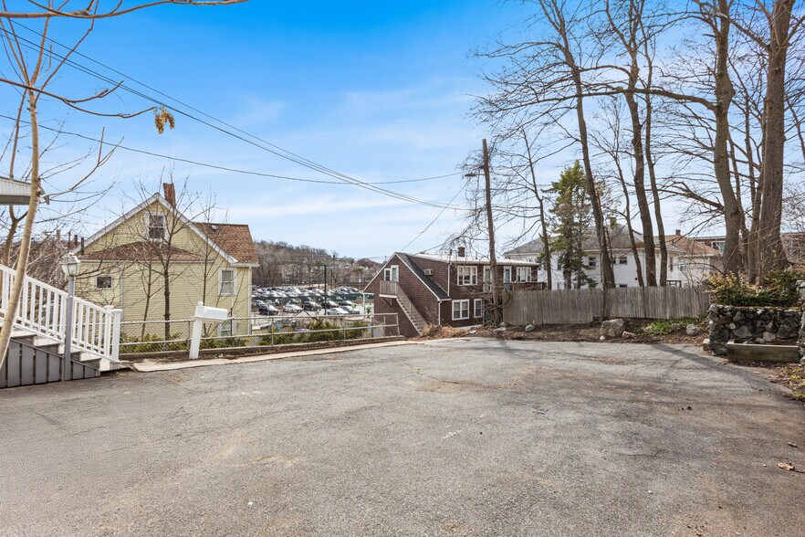 Building Photo - 1 Oak Grove Ct