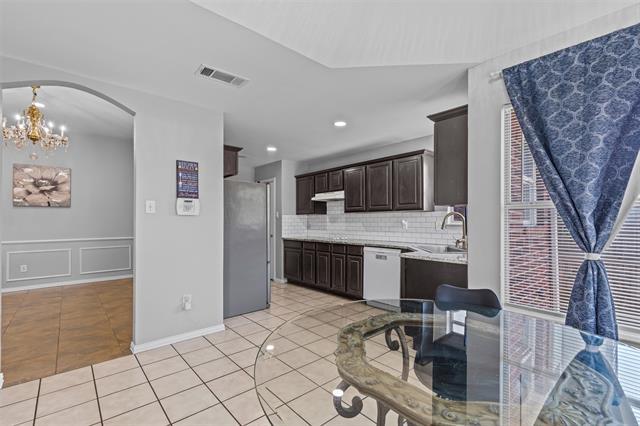 Building Photo - 4215 Bent Oaks Dr