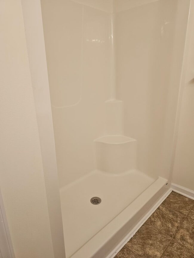 Building Photo - Spacious Duplex close to schools and shopping.