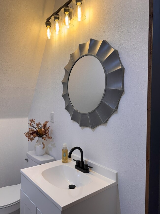 Building Photo - 303 S Cable Rd