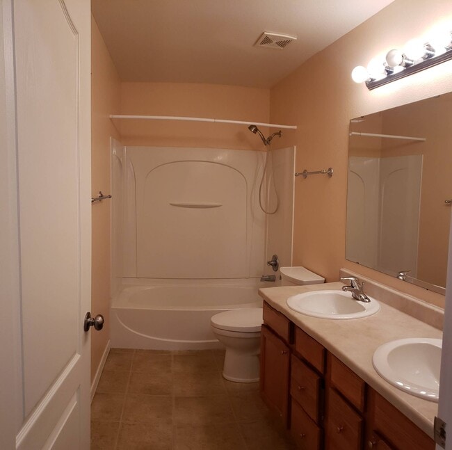 Building Photo - 262 Wellington Dr