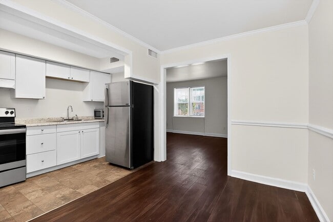 Building Photo - Lovely Two Bedroom Condo in Cotswold!