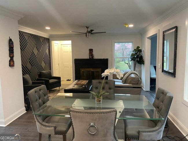 Building Photo - 1914 Montrose Dr