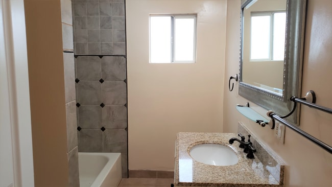 Building Photo - 1435 S Sierra Bonita Ave