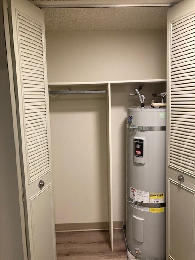 Building Photo - 3883 Colony Oaks Dr