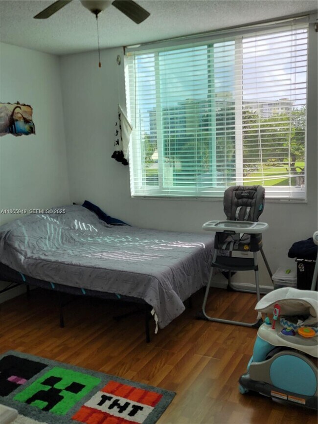 Building Photo - 919 Hillcrest Dr