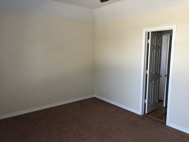 Building Photo - 5 Bedrooms in Richardson!