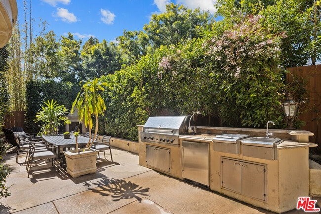 Building Photo - 587 Entrada Dr