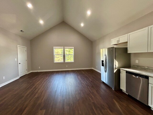 Building Photo - 3 Bedroom 2 Bath Duplex in the Heart of Indianapolis